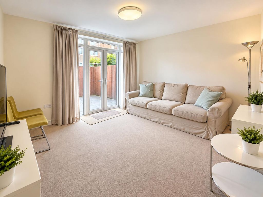 Property photo 1 of 17 Modern 2-Bedroom Maisonette Near Canary Wharf