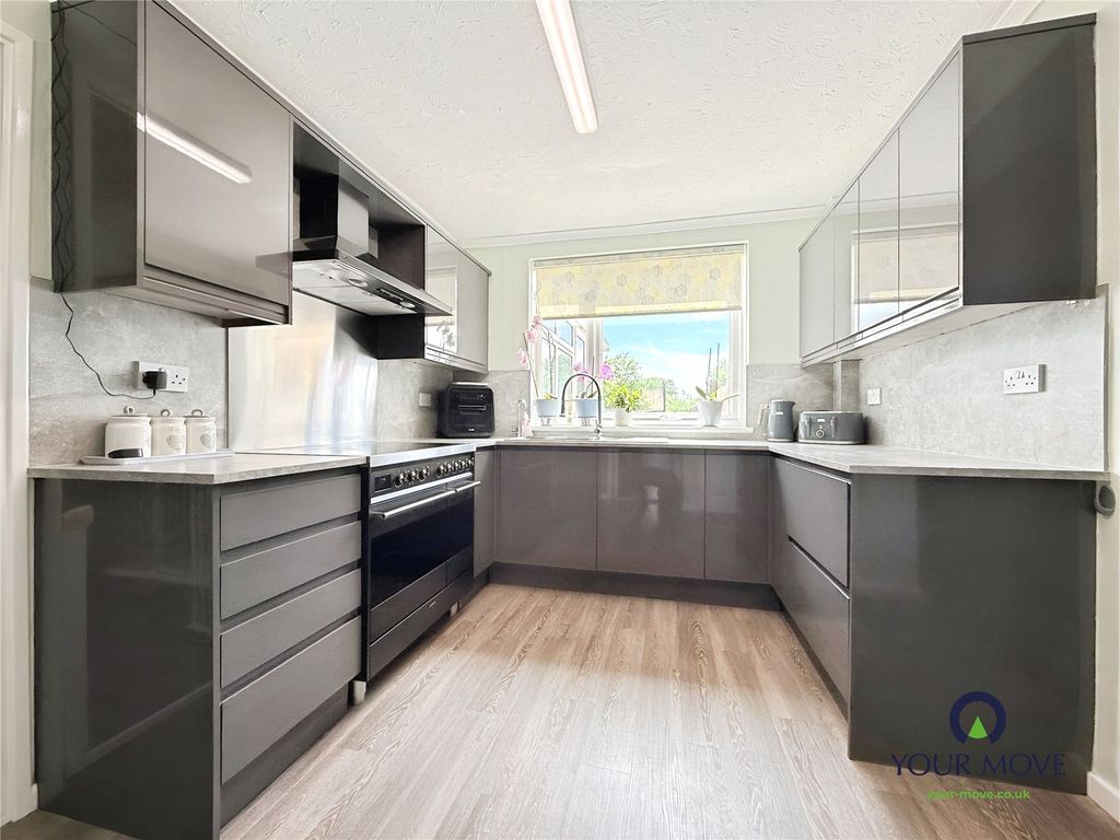 Property photo 3 of 16 Kitchen