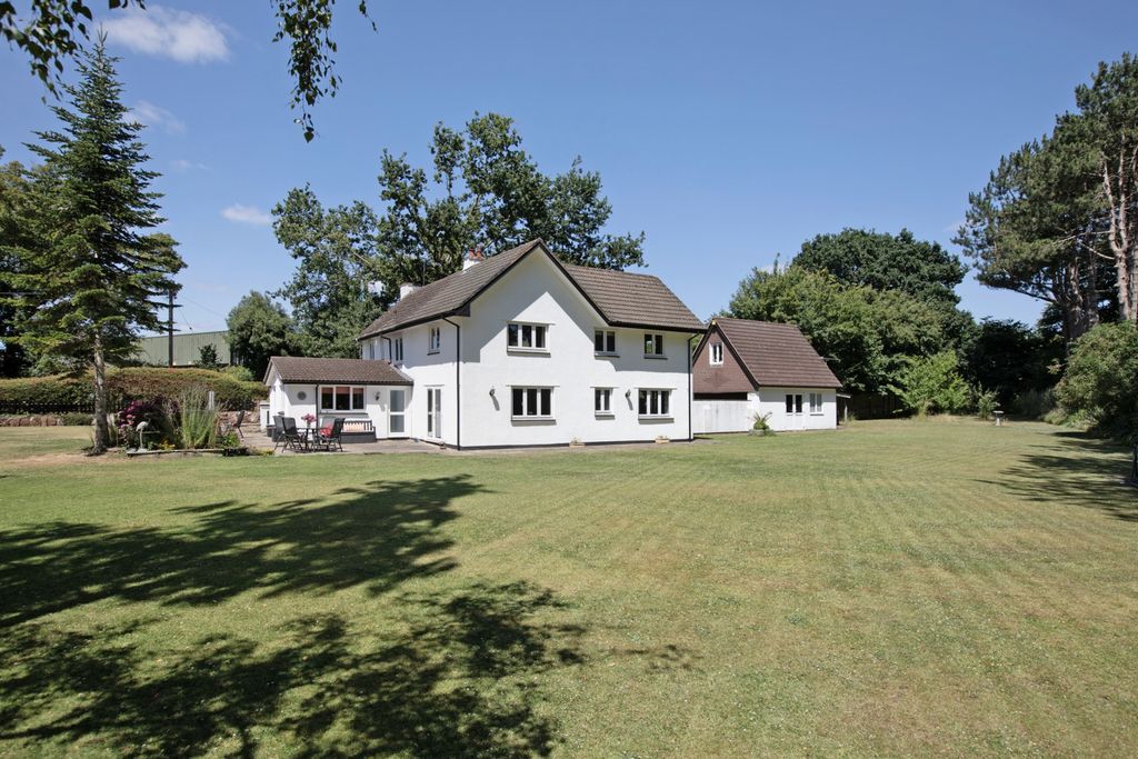 Property photo 1 of 33 Photo 6