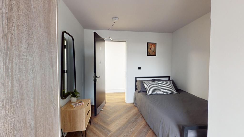 Property photo 2 of 12 A Bright And Modern Bathroom Featuring Stylish Fix...