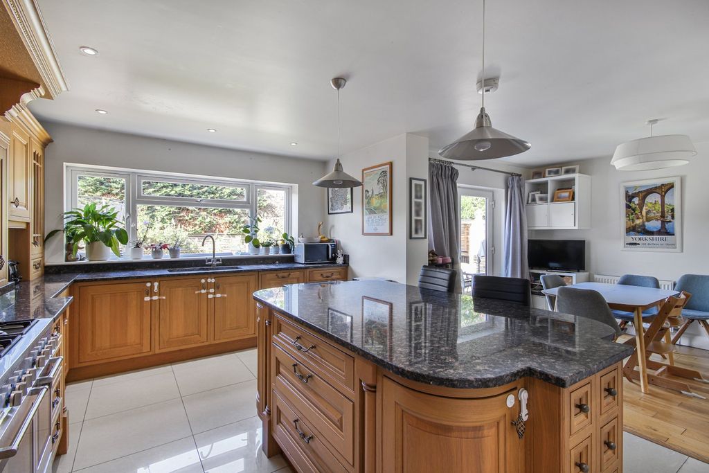 Property photo 3 of 13 Kitchen/Breakfast Rm