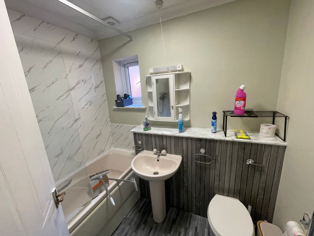 Property photo 3 of 6 Bathroom.Jpeg