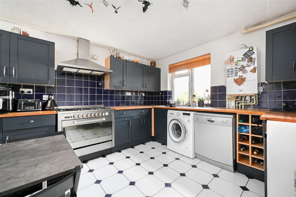 Property photo 1 of 15 Victoria-Court-Bn41 (1).Jpg
