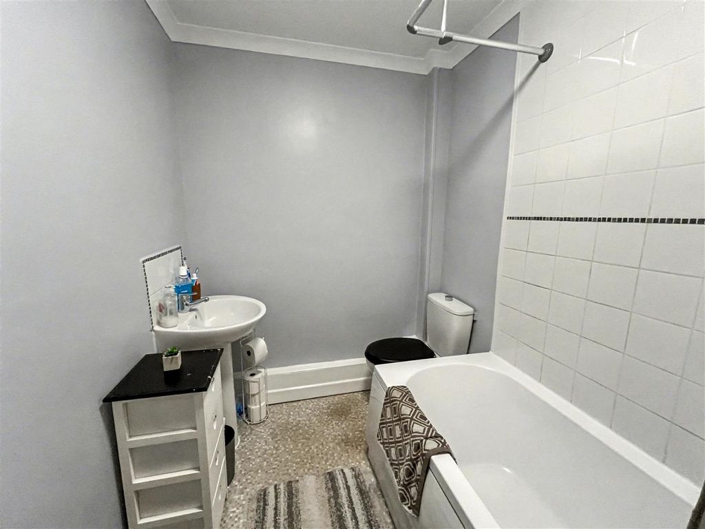 Property photo 2 of 9 Bathroom