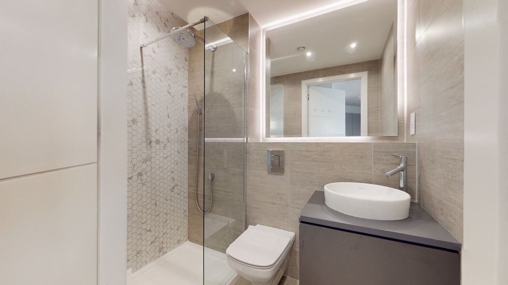 Property photo 3 of 14 Bathroom