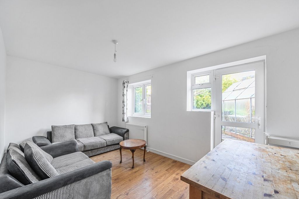 Property photo 2 of 16 89046B18-c012-4Cff-95A0-756cd805d935