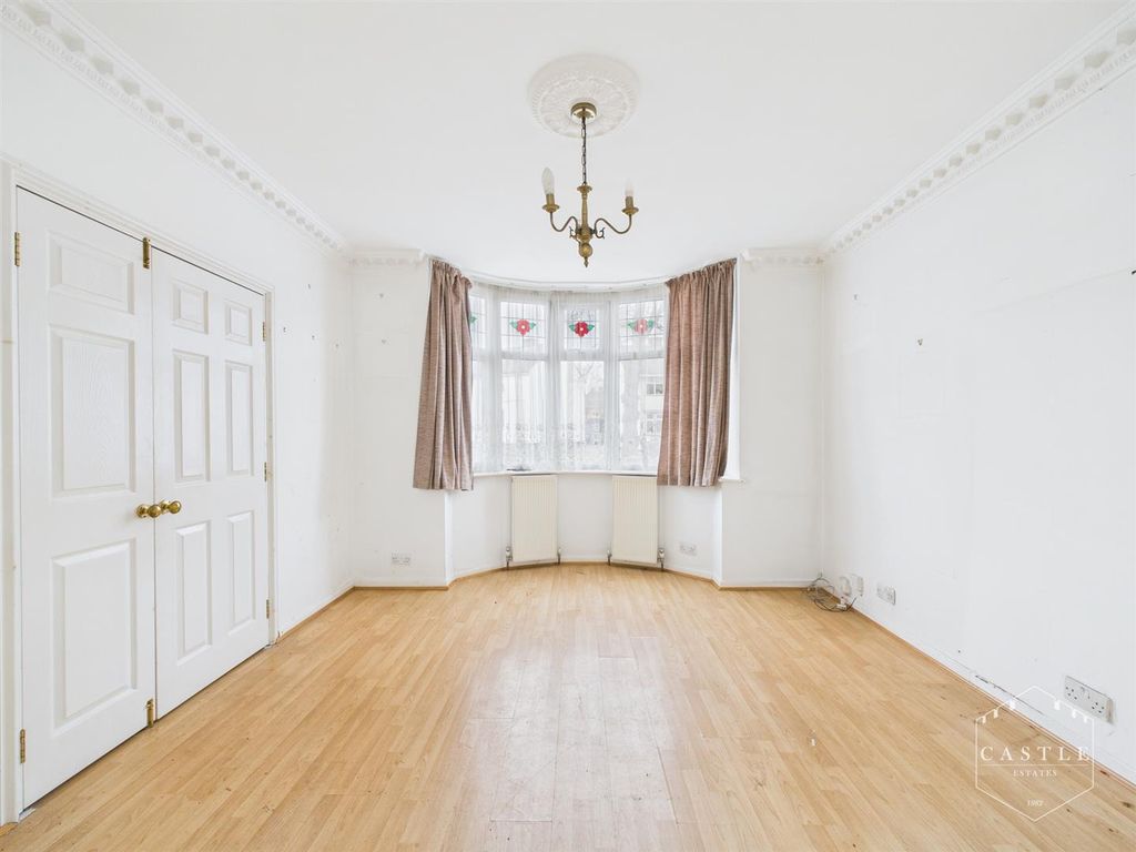 Property photo 3 of 23 Lounge