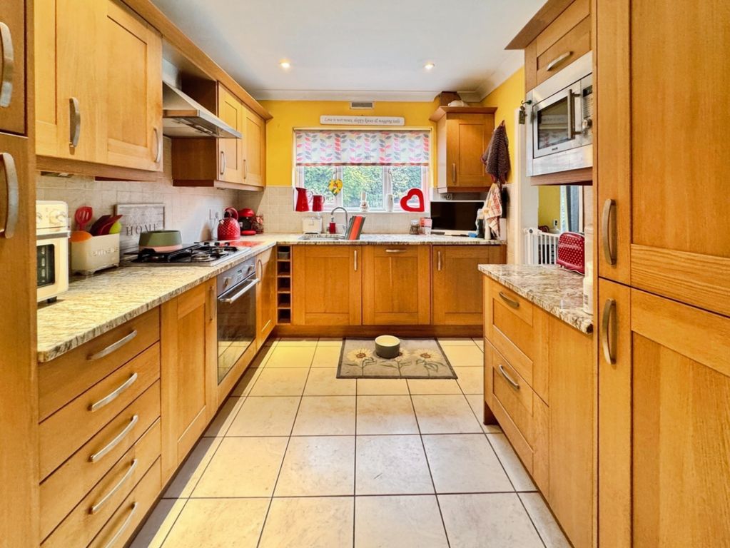 Property photo 3 of 17 Kitchen