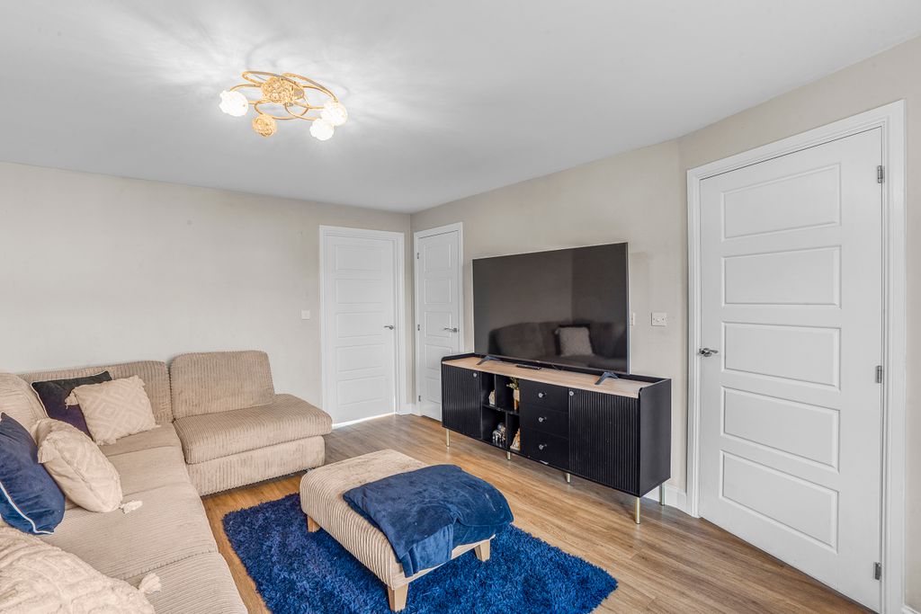 Property photo 3 of 13 Lounge 2