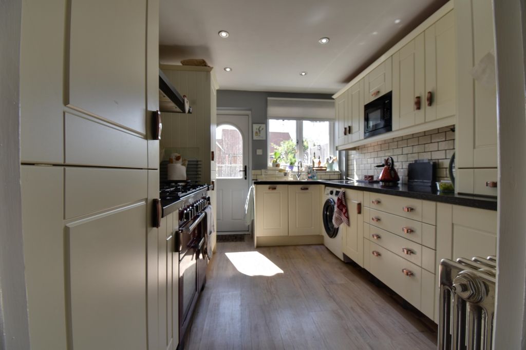 Property photo 3 of 12 Kitchen