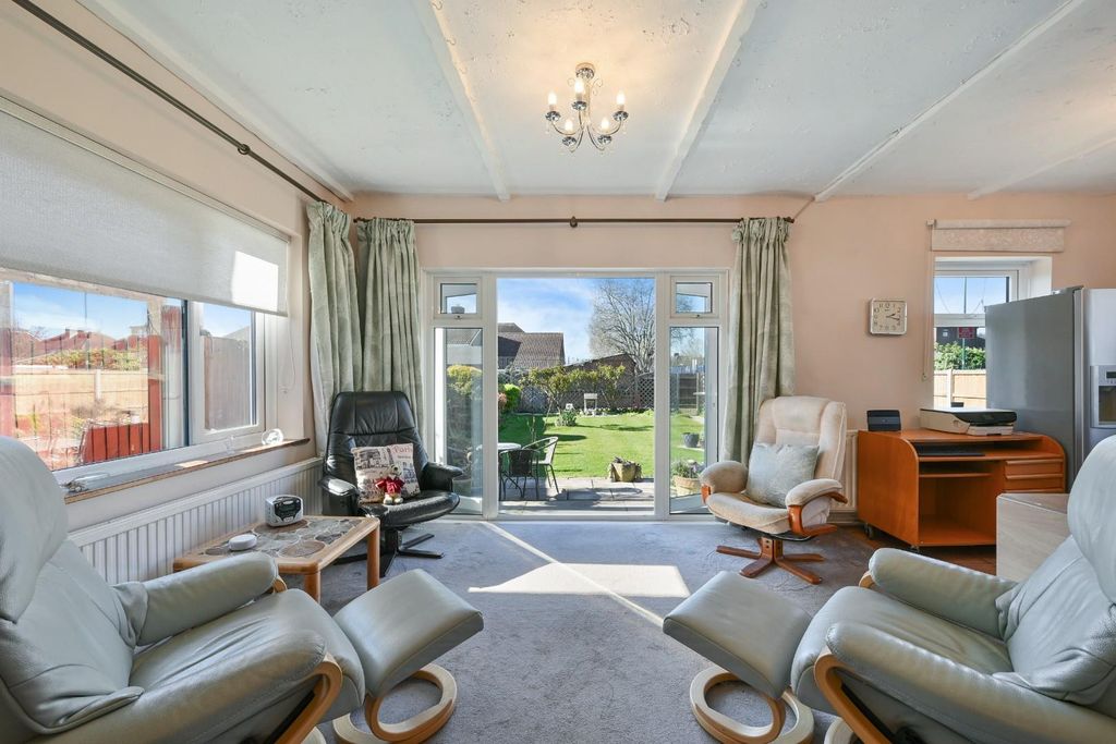 Property photo 2 of 21 Chadacre Road