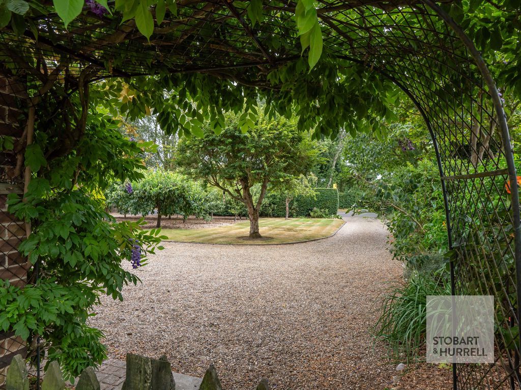 Property photo 3 of 34 Through The Arch