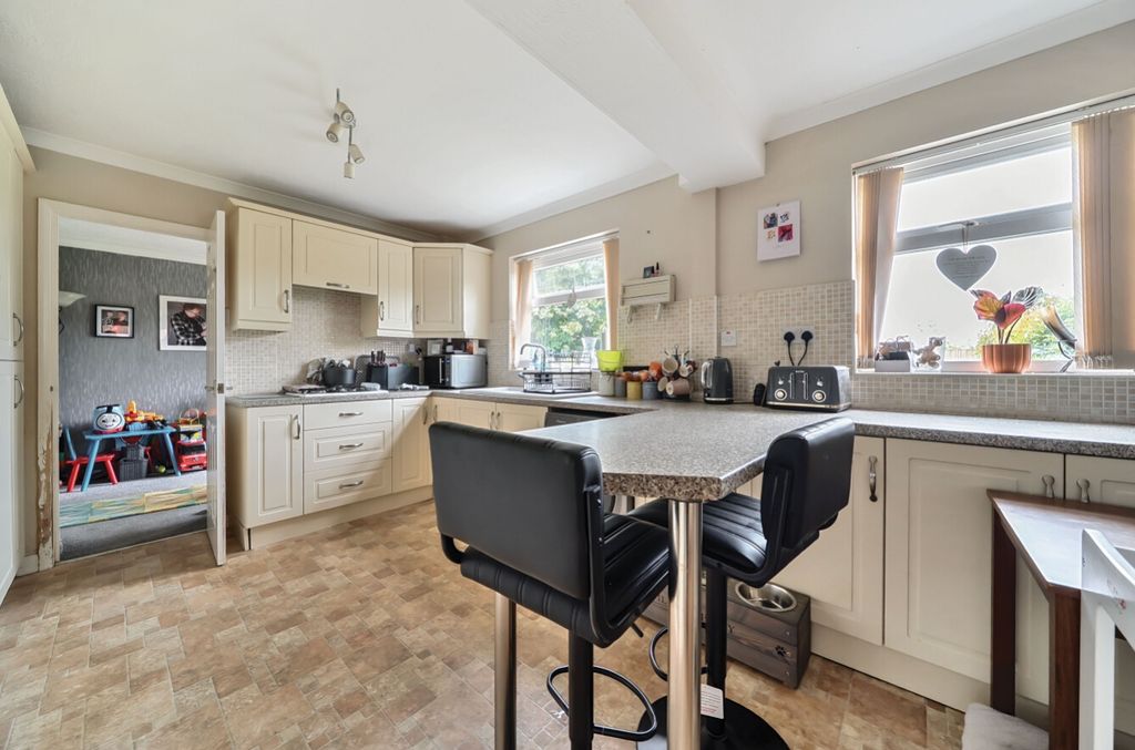 Property photo 3 of 19 1304930-7-684707Bab16Df