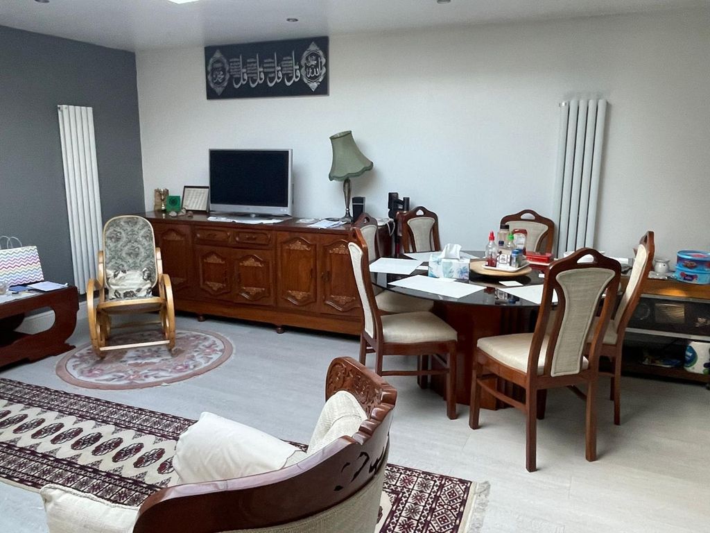 Property photo 1 of 8 Beautiful Three-Bedroom House Located In Chingford