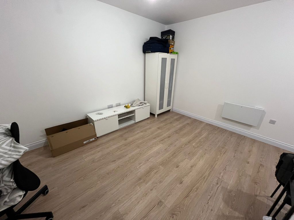Property photo 3 of 12 Room 2- £615 Available Now