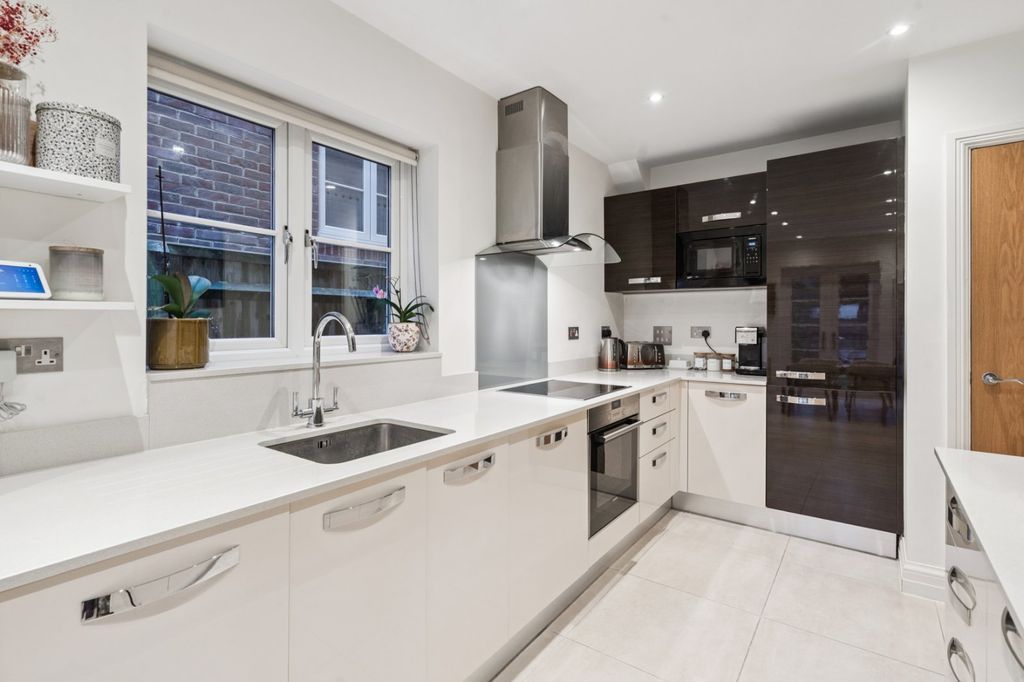 Property photo 3 of 17 Kitchen