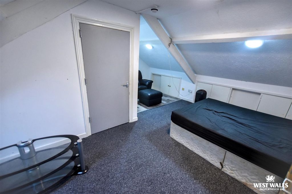 Property photo 3 of 21 2 - 2025-12-07T192518.619.Jpg