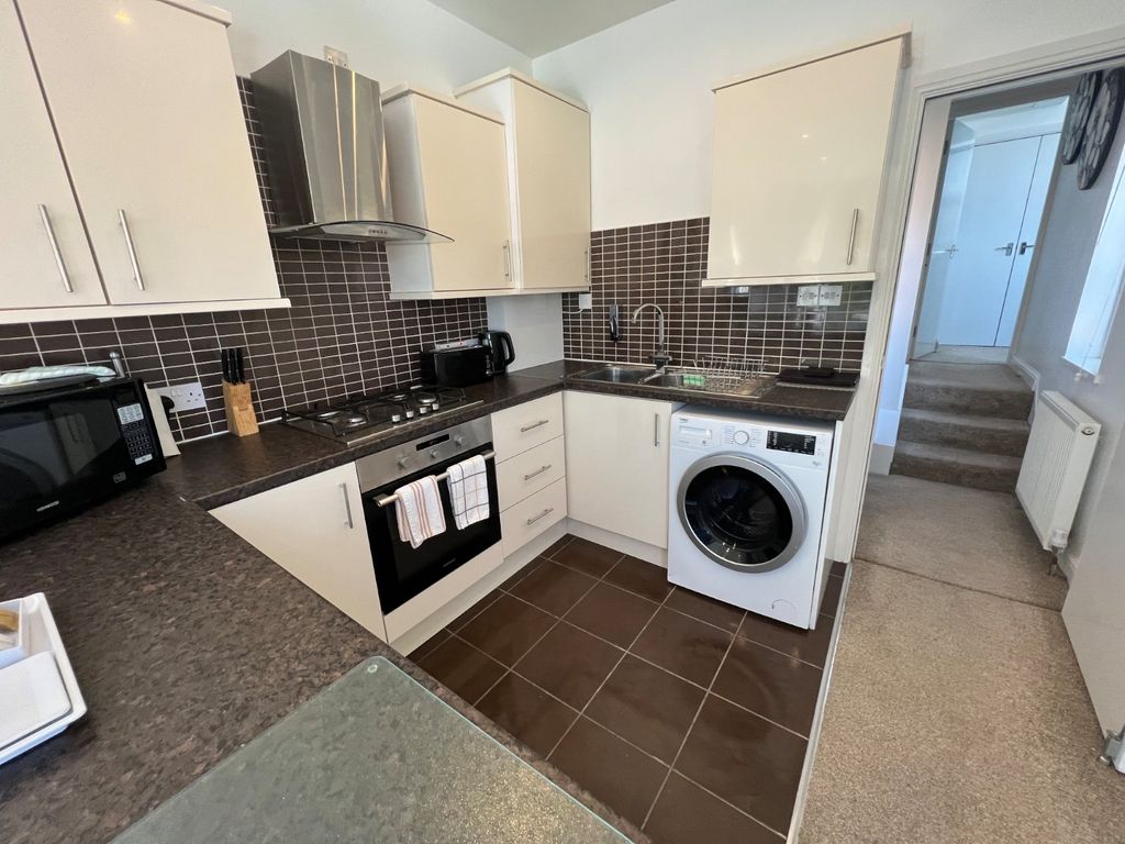 Property photo 1 of 6 Fully Fitted Kitchen