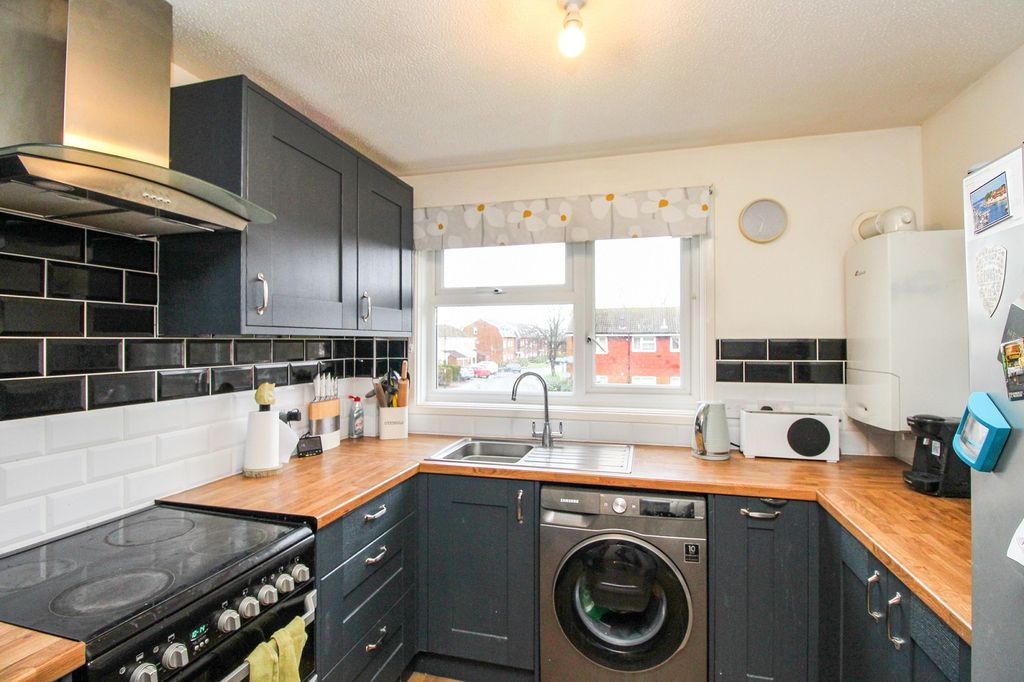 Property photo 3 of 8 Kitchen