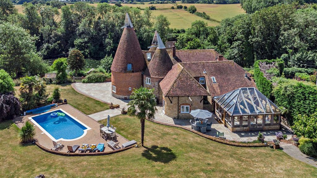 Property photo 1 of 38 8653483-Exterior26-800.Jpg