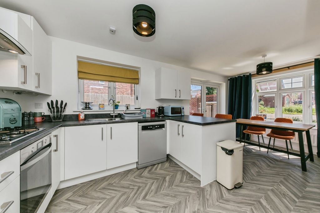 Property photo 3 of 18 Pbox-Img.Jpg