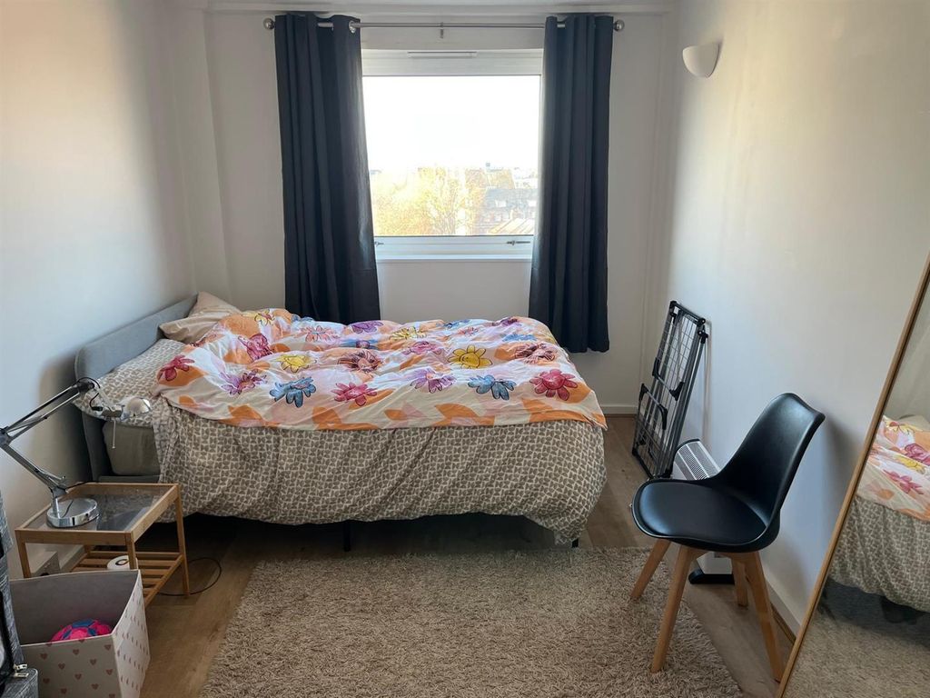 Property photo 3 of 7 Park Ct Sw11 Eden Harper