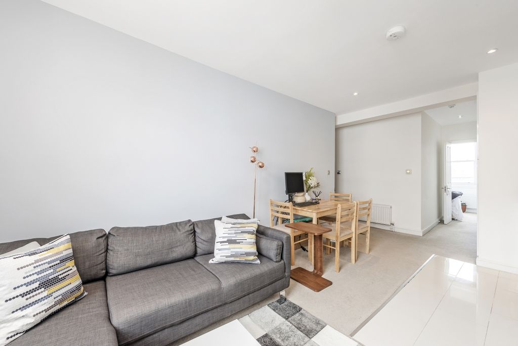 Property photo 1 of 8 Reception