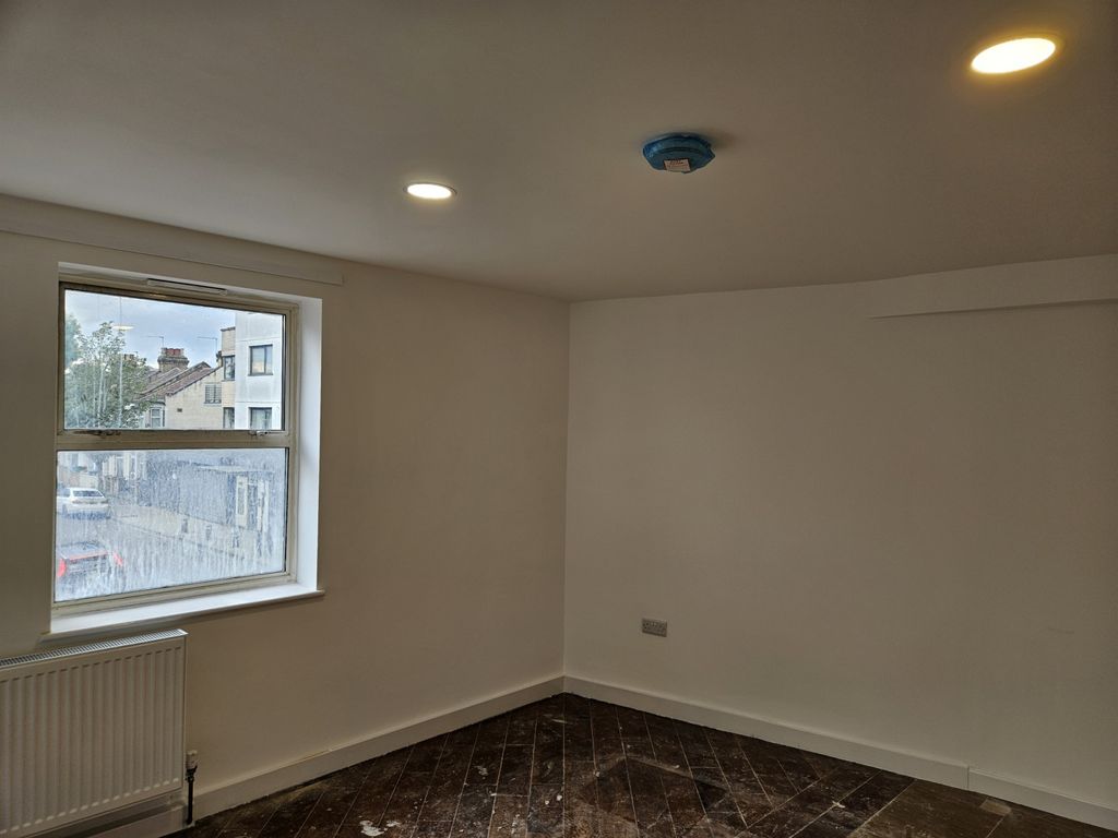 Property photo 3 of 6 Gallery