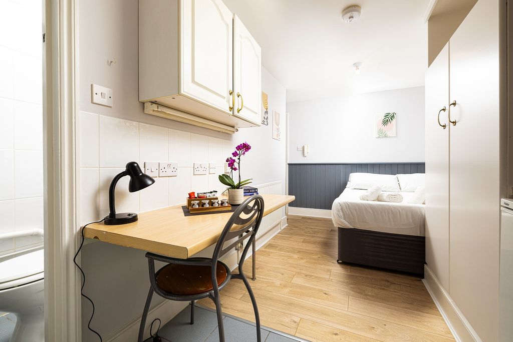 Property photo 2 of 6 A Bright And Tidy Double Bedroom With A Study Area...