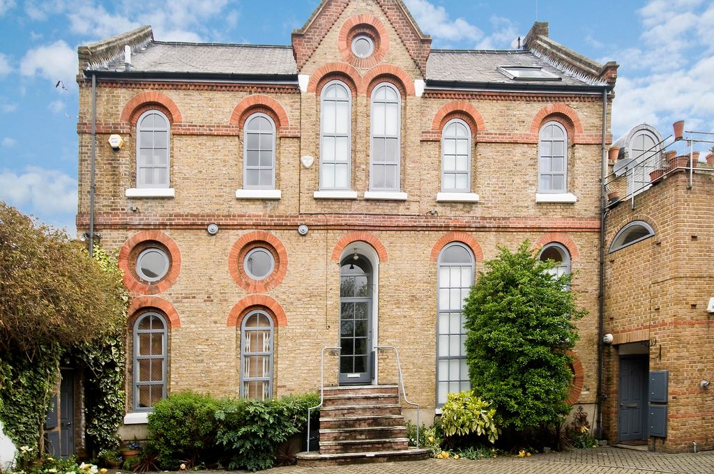 Property photo 1 of 8