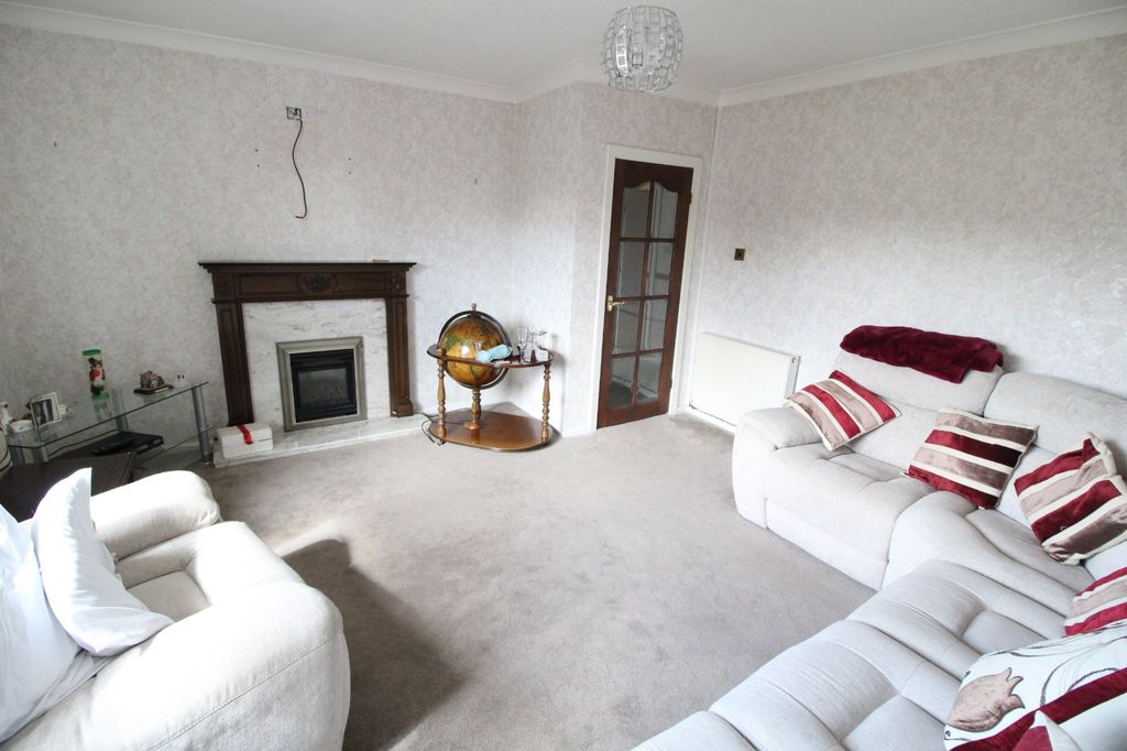 Property photo 2 of 15 Lounge
