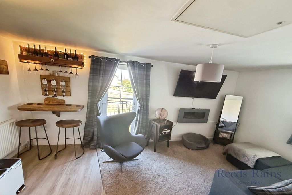 Property photo 2 of 11 Lounge