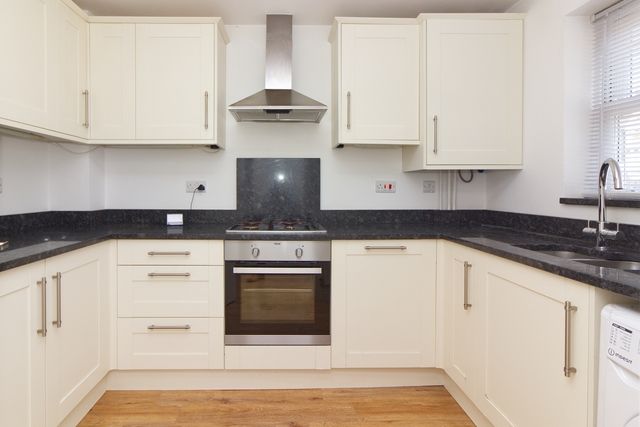 Property photo 2 of 11 Kitchen