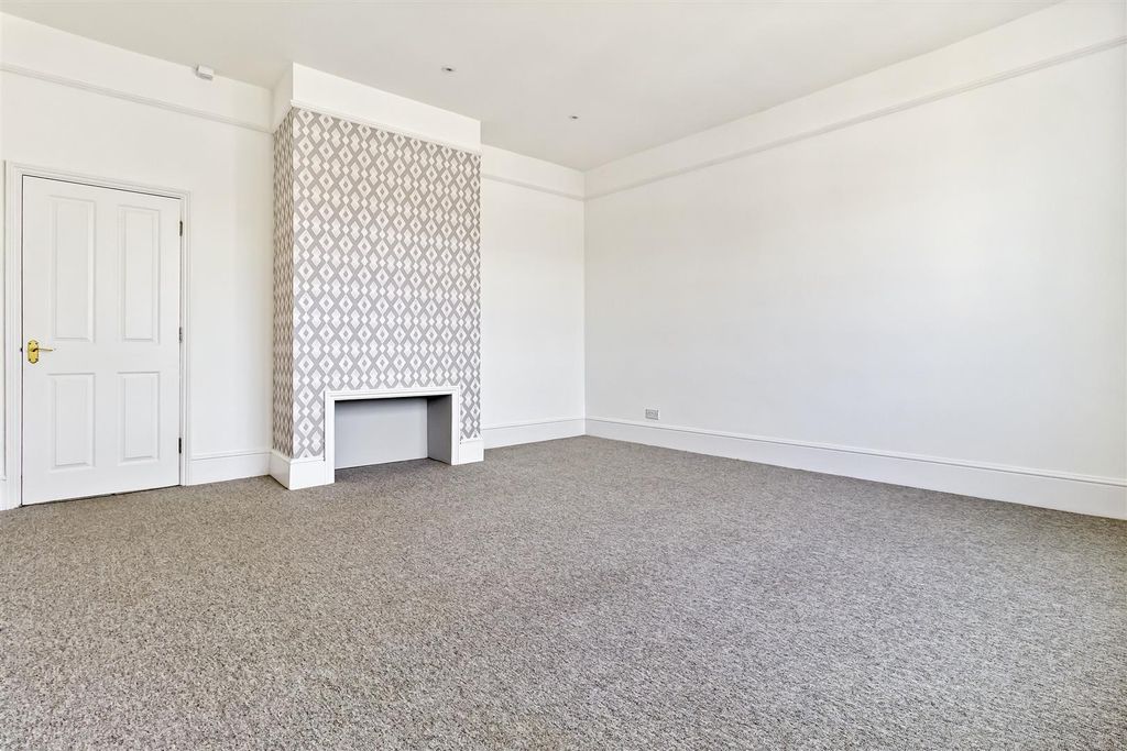 Property photo 3 of 14 Park Crescent, 11D-002.Jpg