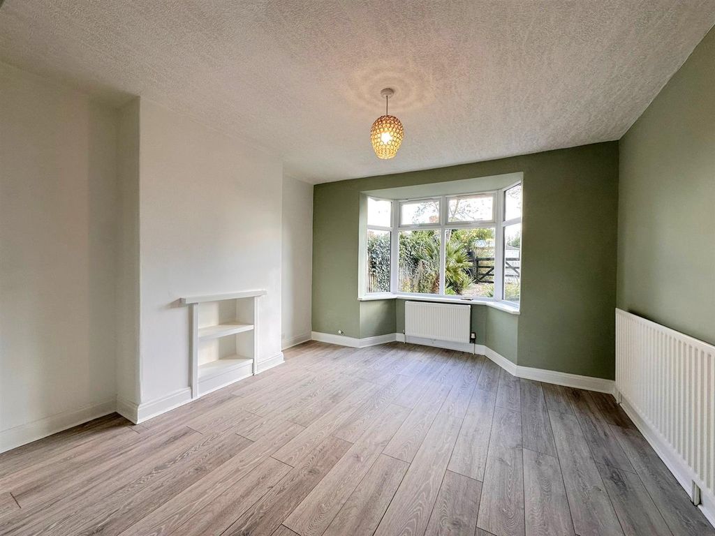 Property photo 3 of 14 Through Lounge