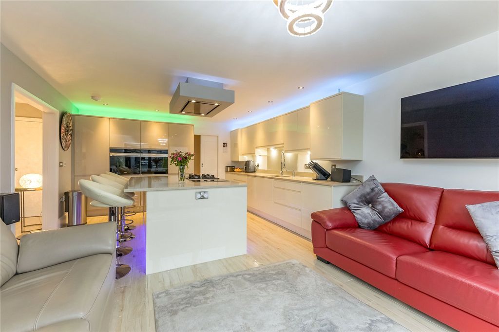 Property photo 3 of 40 Living Kitchen