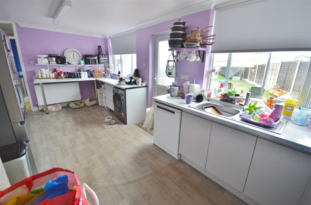 Property photo 3 of 11 Kitchen