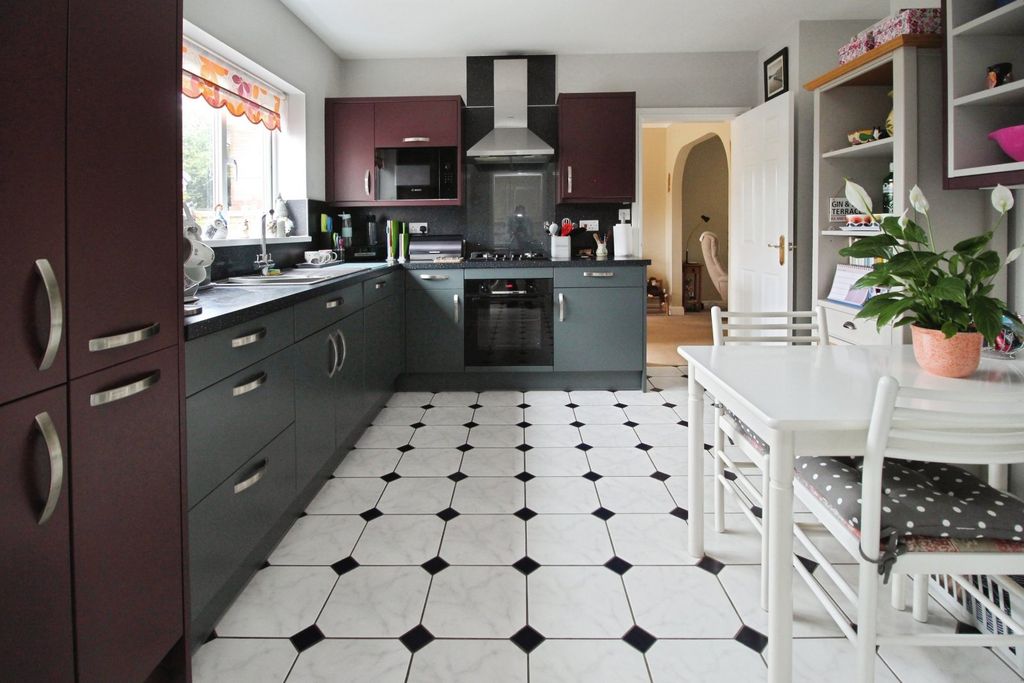 Property photo 2 of 21 Kitchen