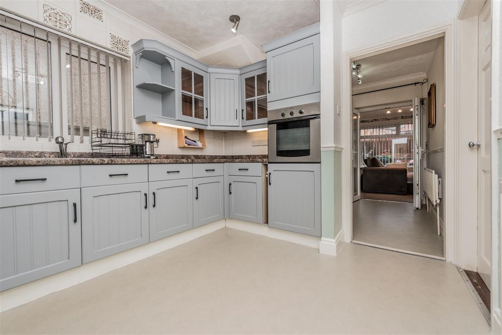 Property photo 3 of 20 Fitted Kitchen: