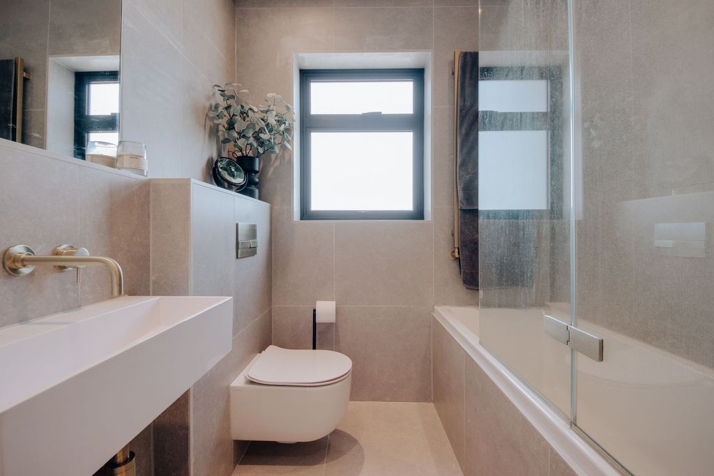 Property photo 3 of 18 Family Bathroom