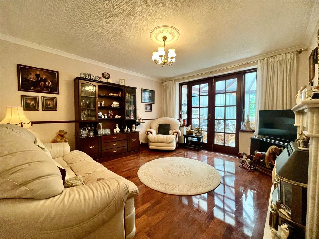 Property photo 3 of 11 Lounge