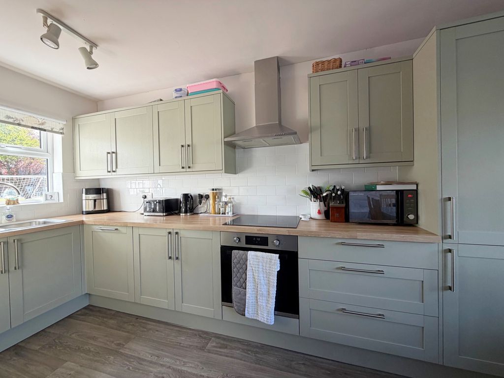 Property photo 2 of 11 Re Fitted Kitchen
