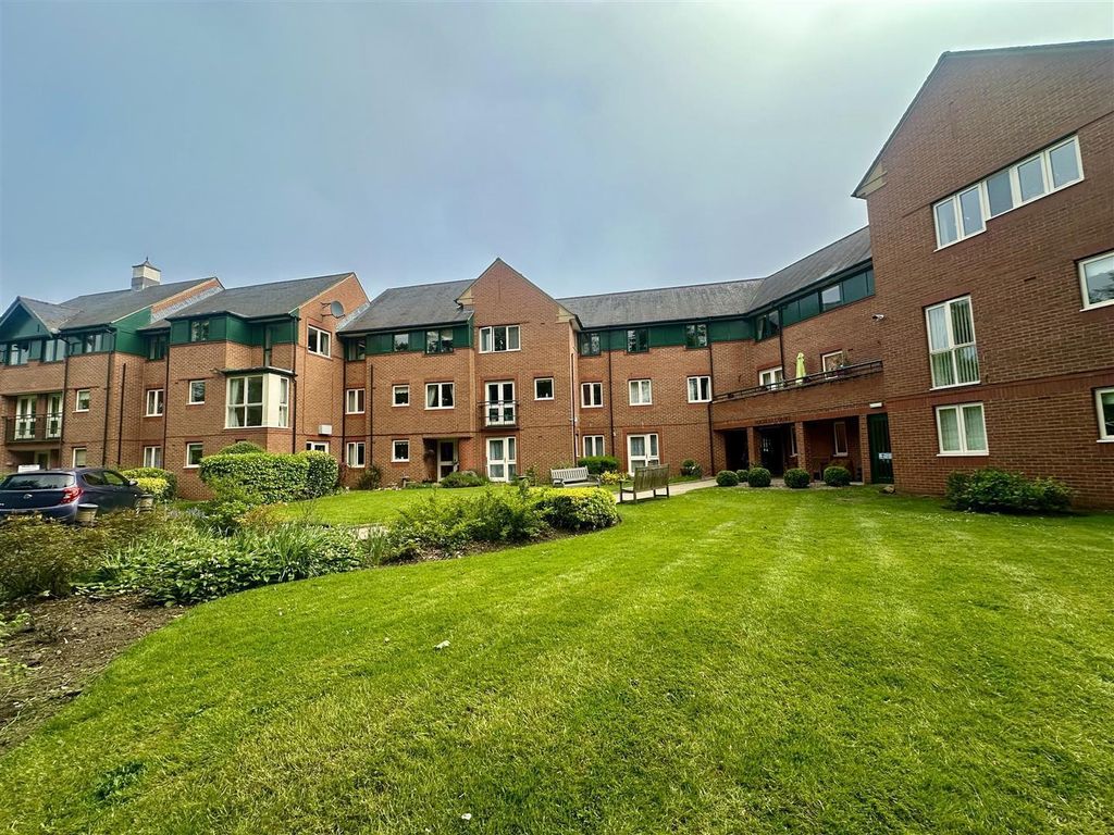 Property photo 1 of 12 Externally