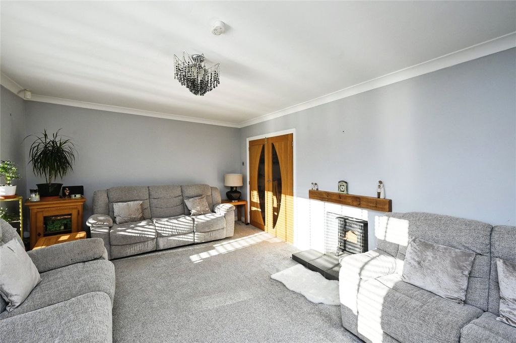 Property photo 3 of 20 Lounge