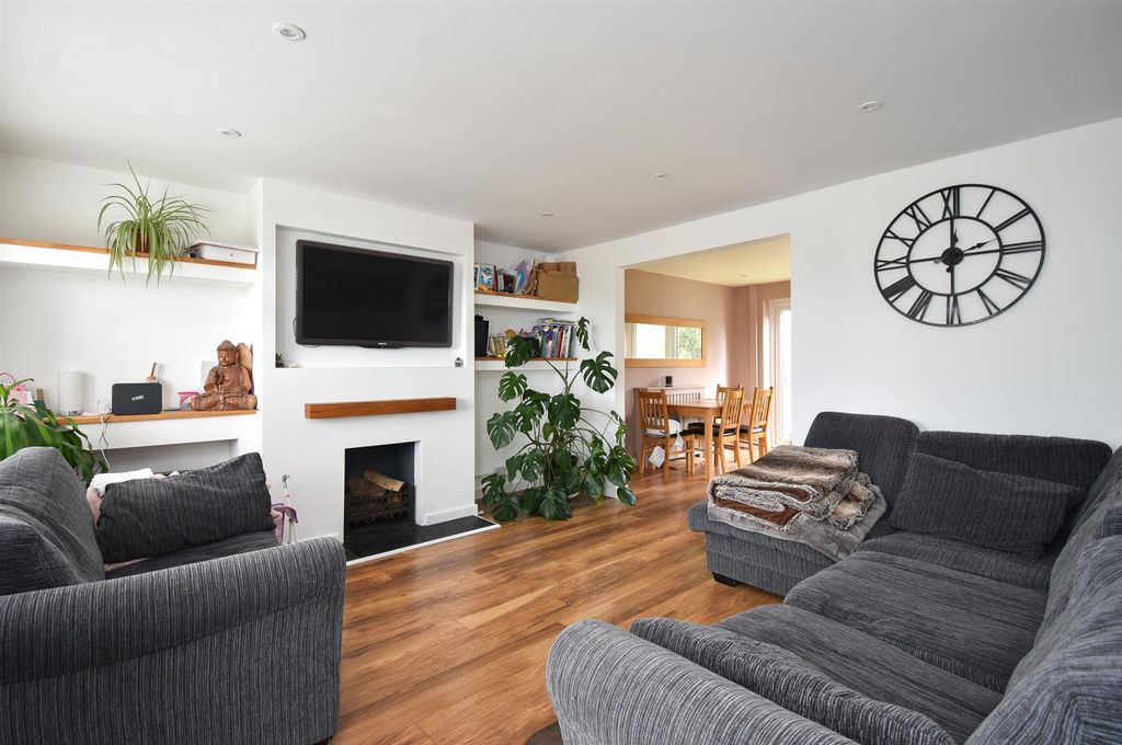 Property photo 1 of 18 Living Room