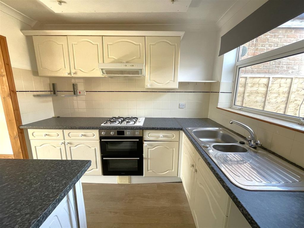 Property photo 3 of 8 Kitchen