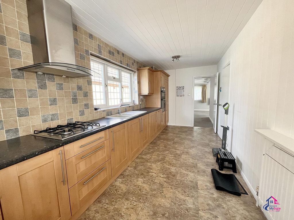 Property photo 3 of 9 Kitchen