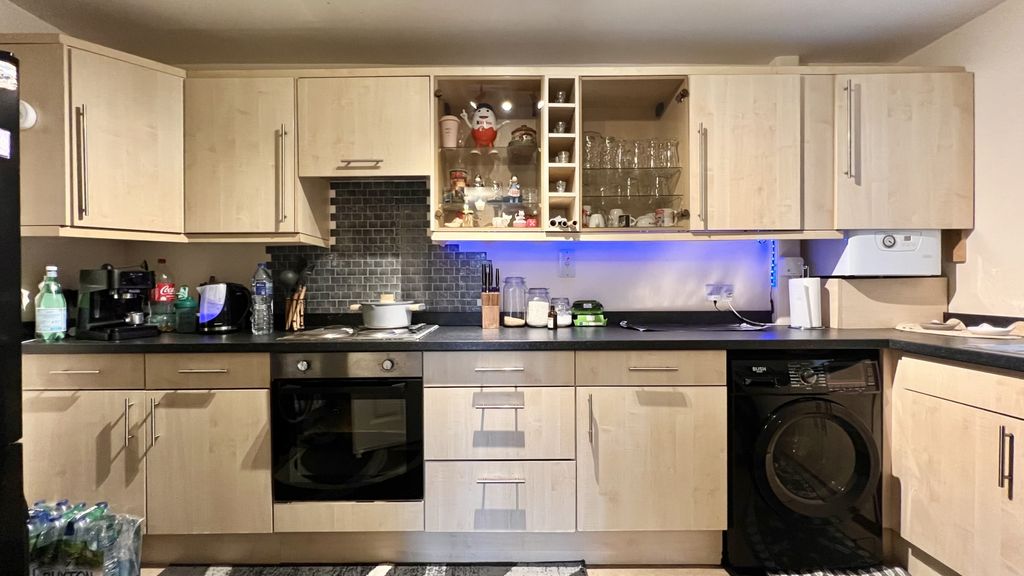 Property photo 3 of 18 Kitchen