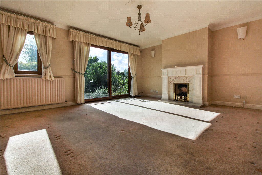 Property photo 3 of 18 Living Room