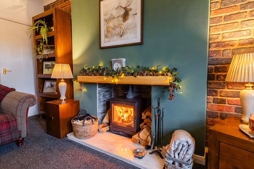 Property photo 3 of 16 Lounge